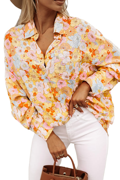 Camisa holgada con cuello vuelto y estampado floral amarillo