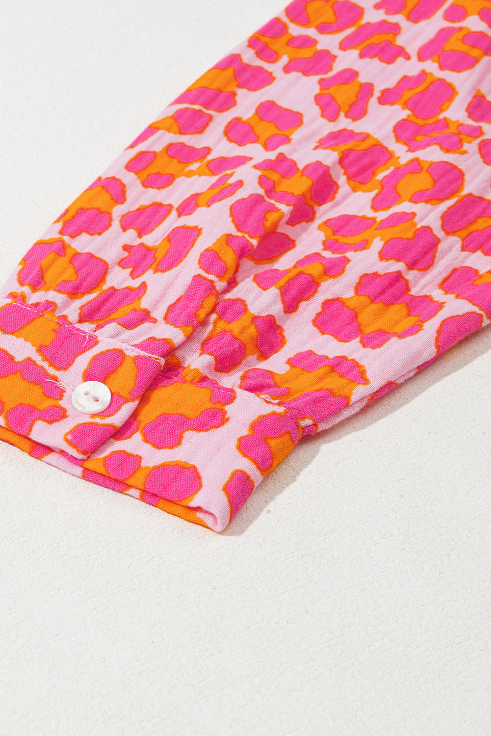Chemise ample boutonnée à imprimé léopard rose