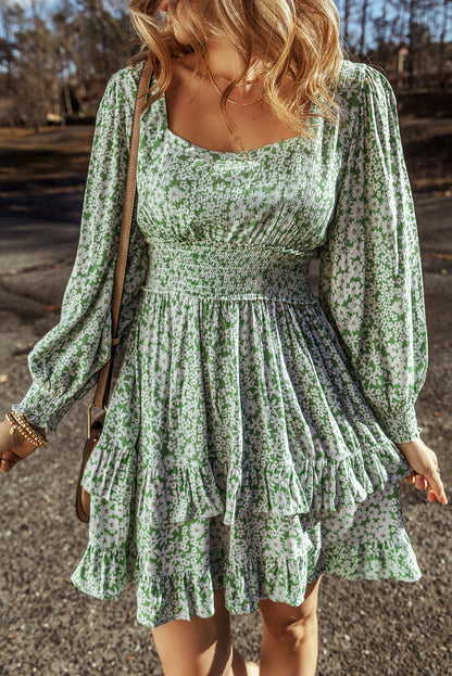 Robe courte à volants et col carré, imprimé floral vert, taille froncée