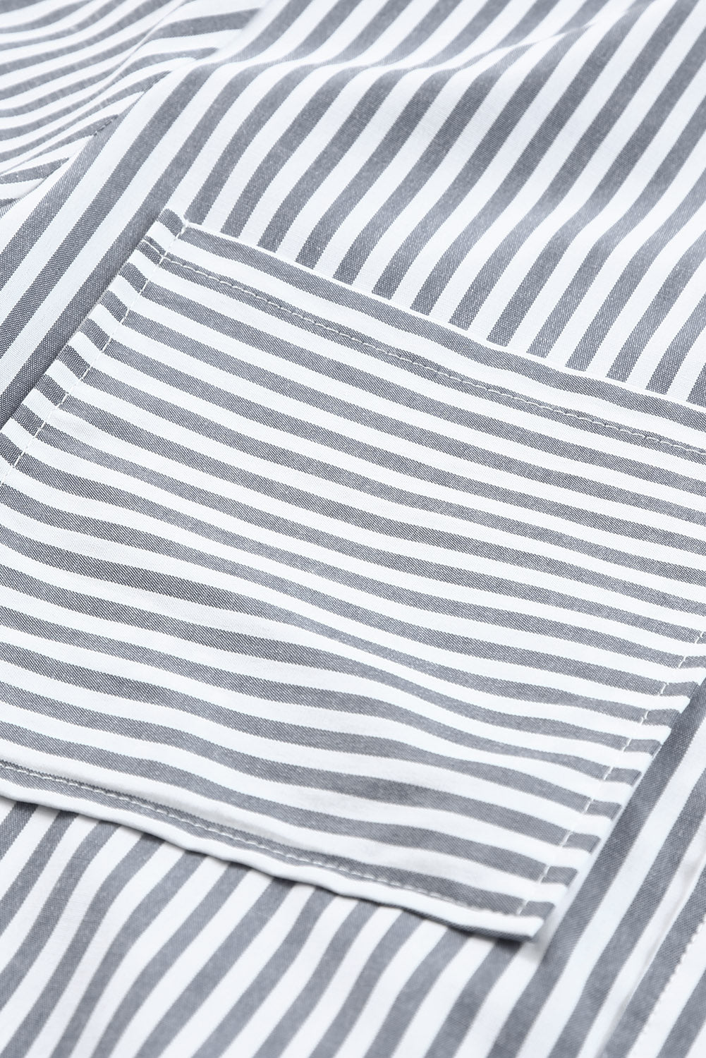 Camisa de manga larga con botones y bolsillos a rayas