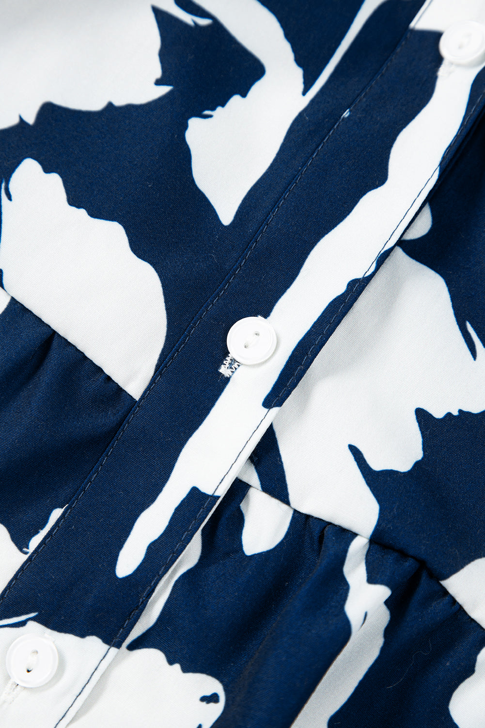 Chemisier bleu voile à imprimé floral abstrait et manches bouffantes à demi-boutons