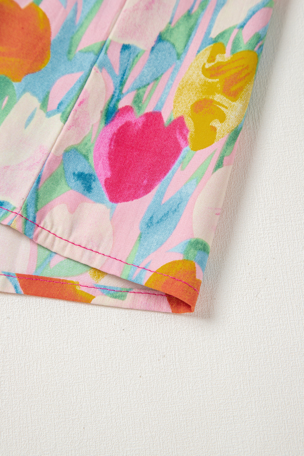 Chemisier rose à volants superposés et col en V avec manches flottantes