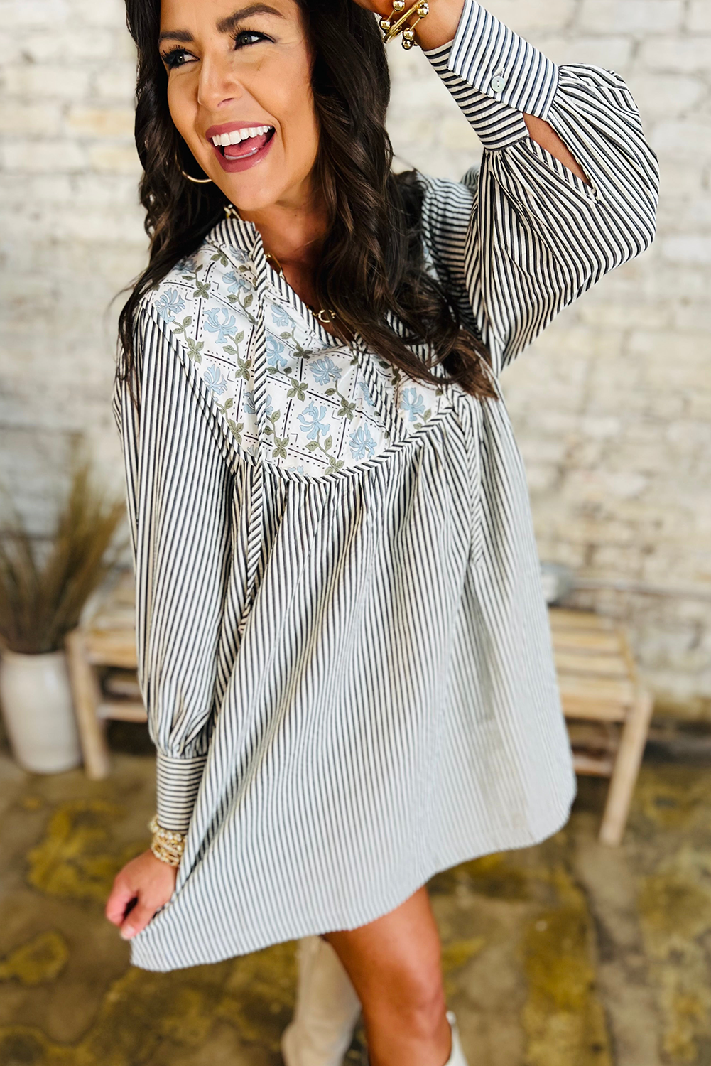 Robe courte noire à rayures et à fleurs, col en V, manches longues