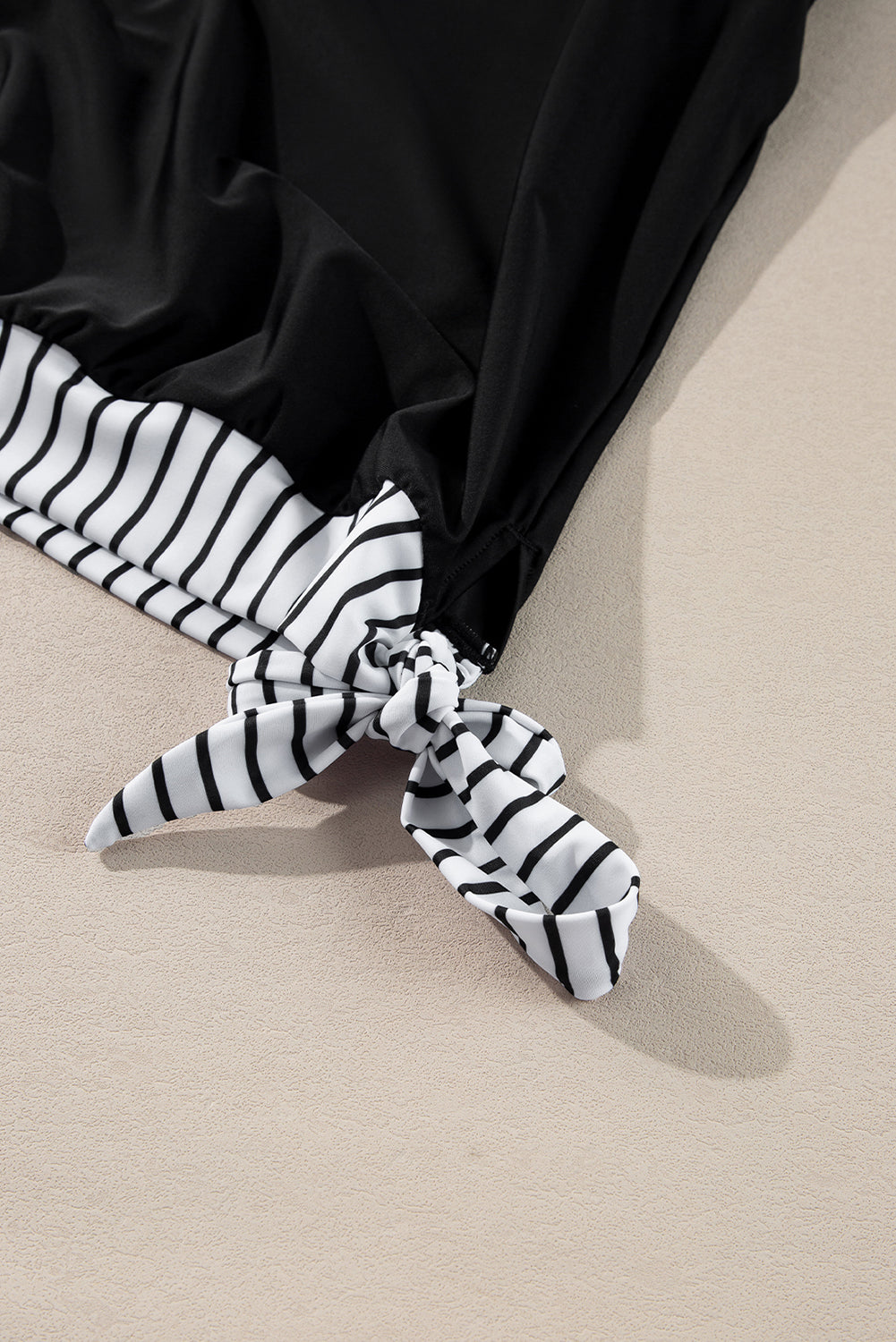 Ensemble tankini à rayures noires et cordon de serrage latéral