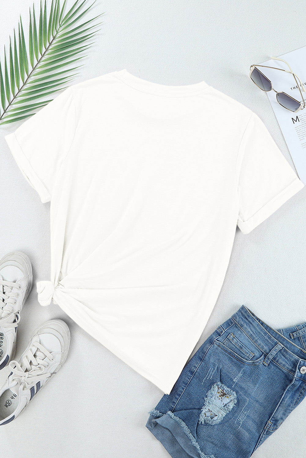 T-shirt graphique décontracté avec nœud papillon et bottes western blanches