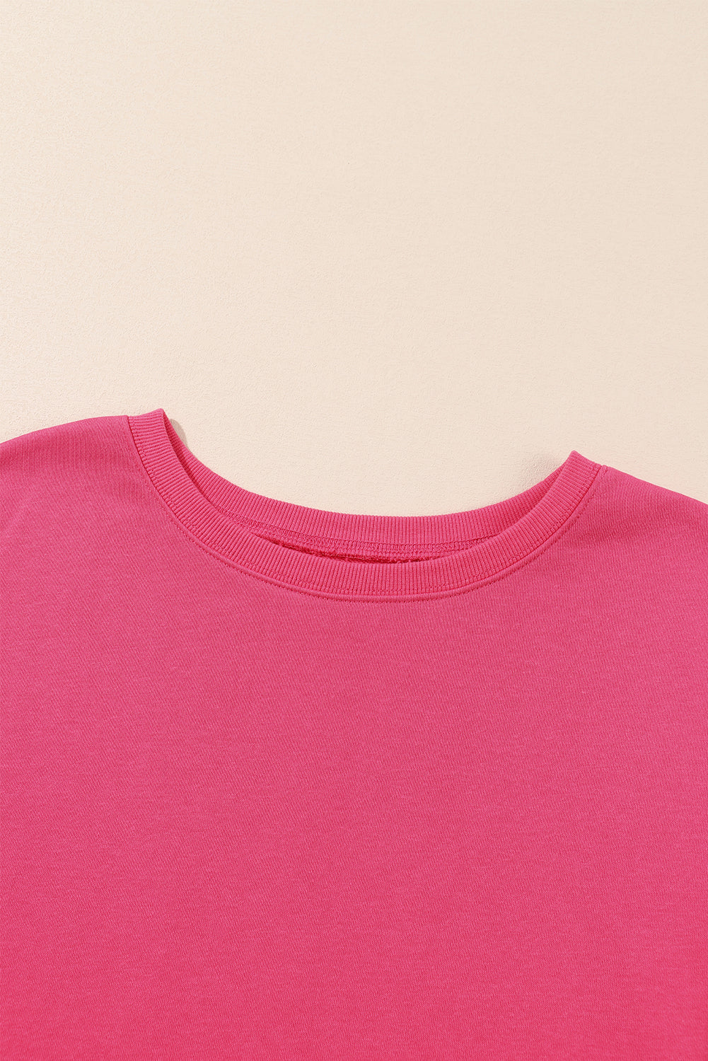 Sweat-shirt kaki à coutures apparentes, épaules tombantes et fentes, ourlet haut-bas 