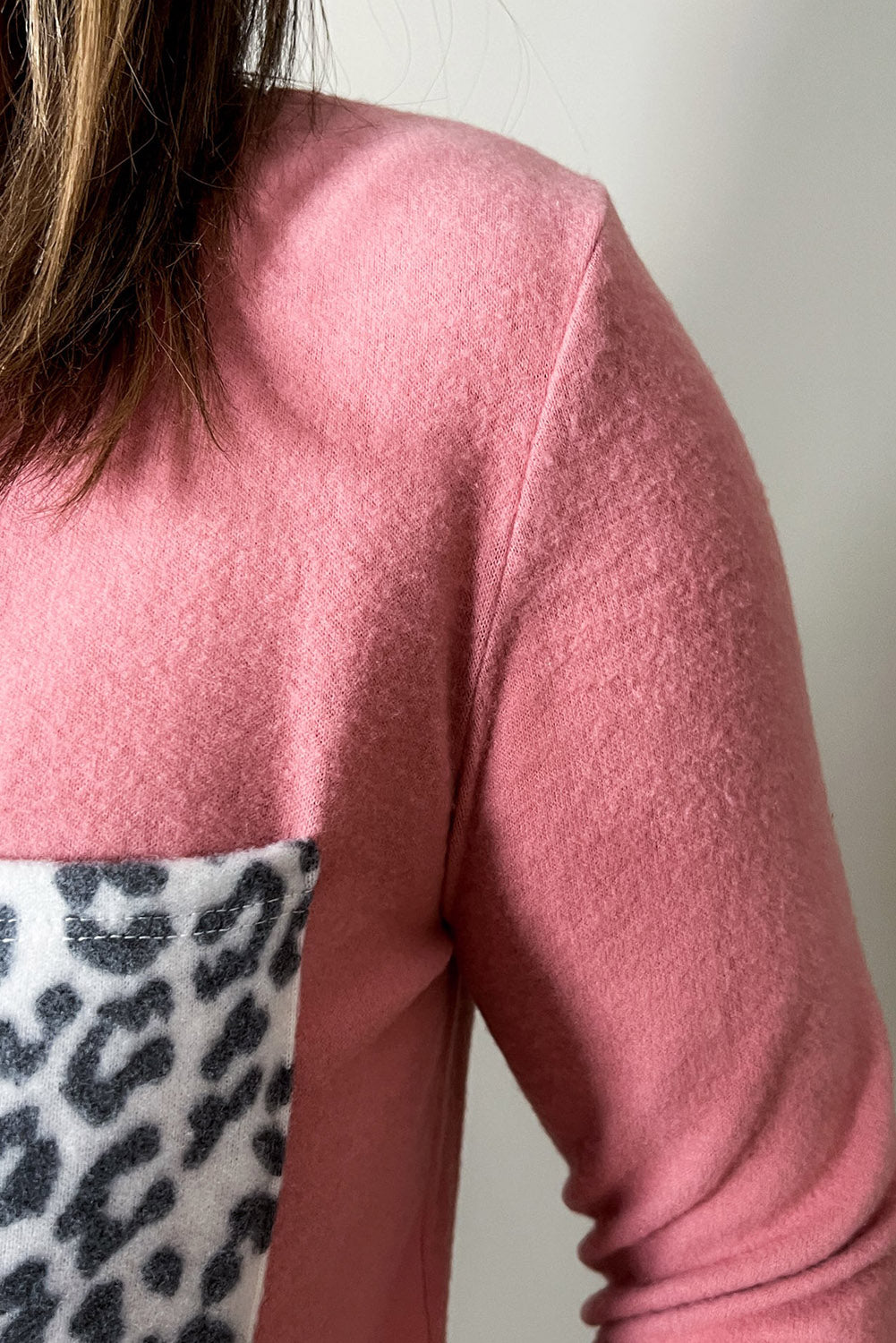 Top cepillado con puños de leopardo de talla grande 