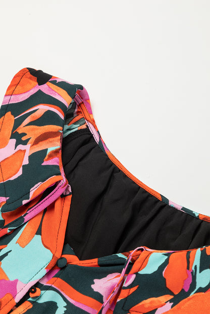 Robe courte rouge à fleurs et manches évasées à pompons