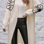 Cardigan ouvert sur le devant à épaules tombantes et broderies de fleurs beiges