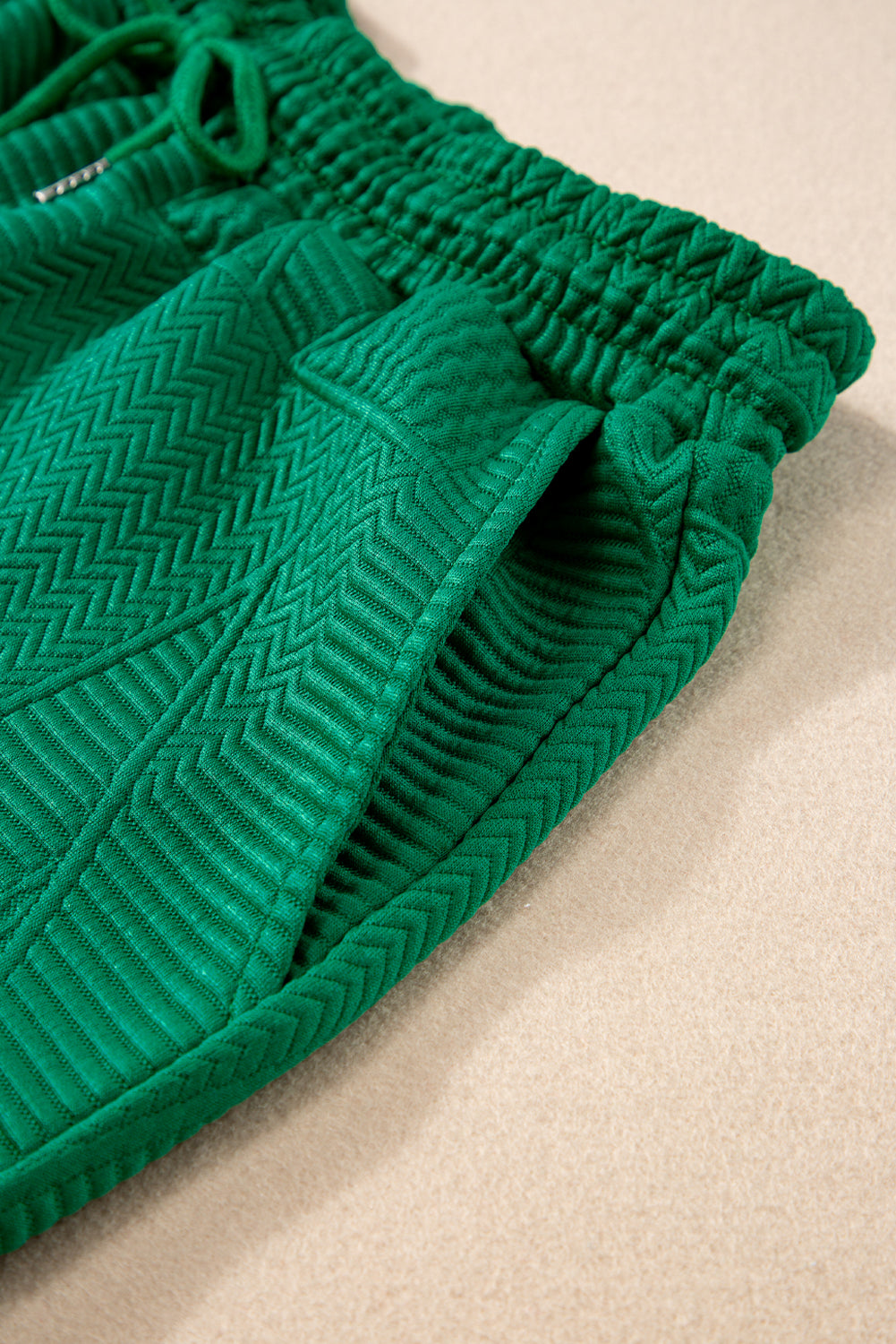 Haut fendu à volants texturé vert foncé et short à cordon de serrage