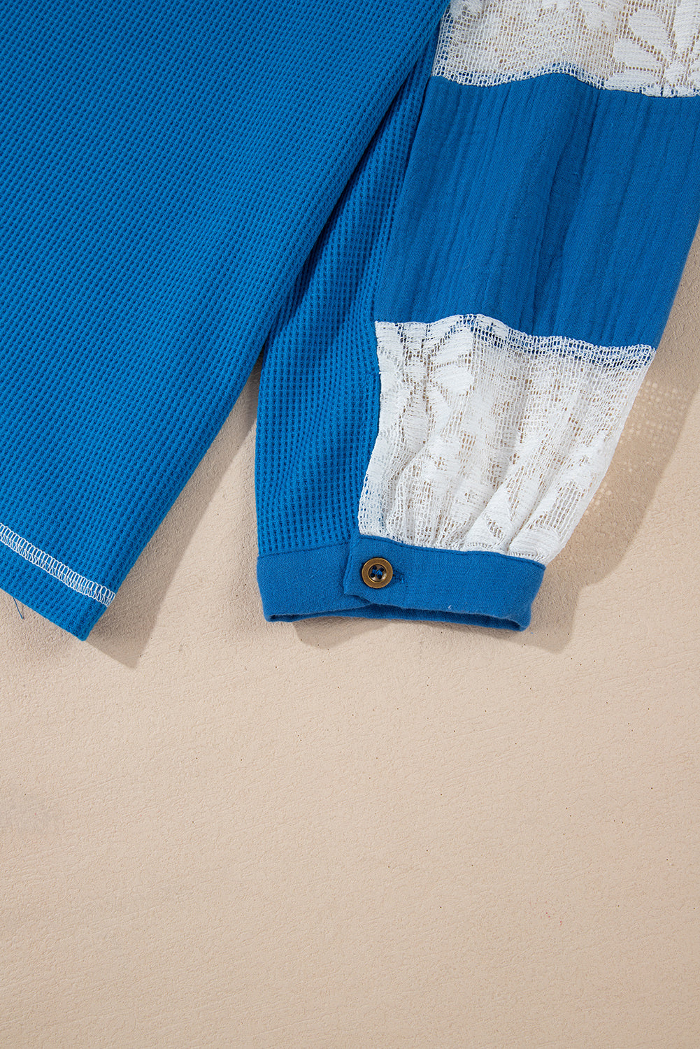 Chemisier en maille côtelée bleu ciel à manches patchwork florales et col en V