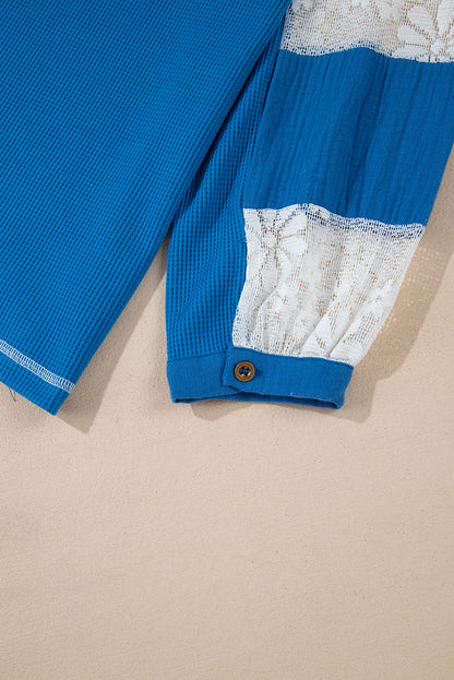 Chemisier en maille côtelée bleu ciel à manches patchwork florales et col en V
