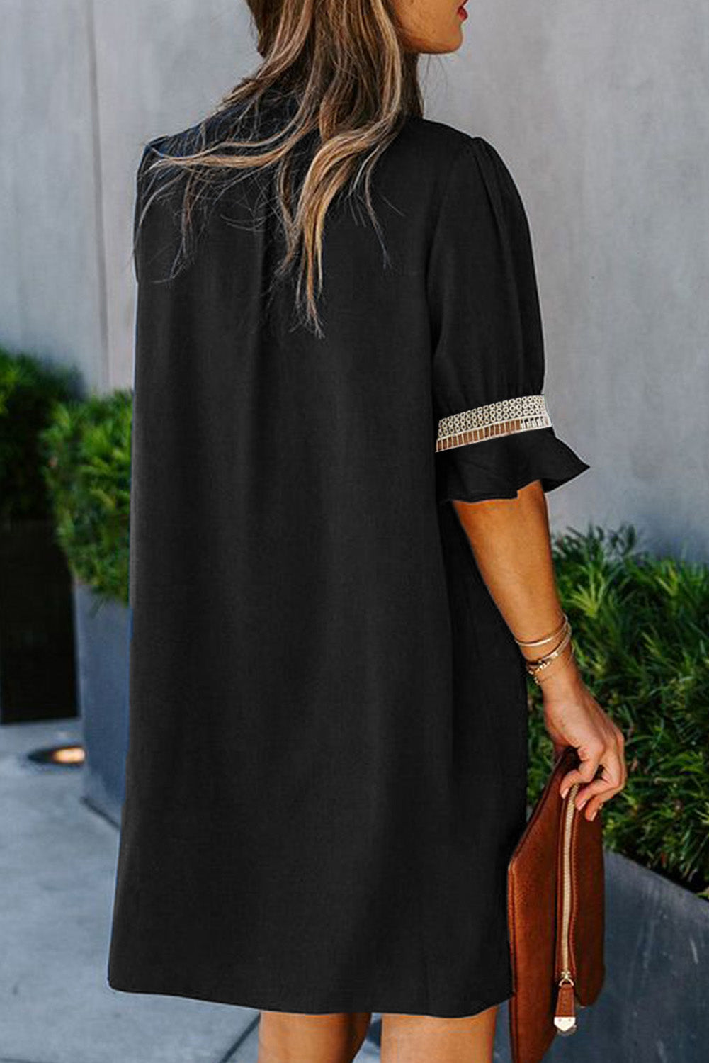 Chemisier à manches courtes et col en V avec bordure en dentelle