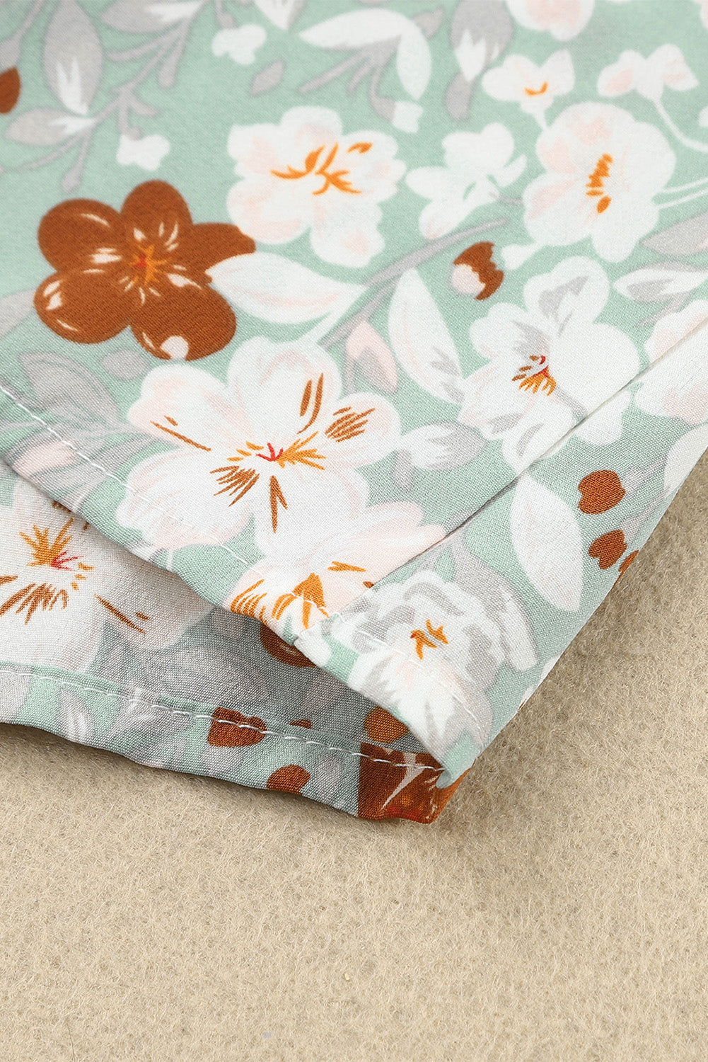 Blusa con botones y cuello en V con estampado floral 