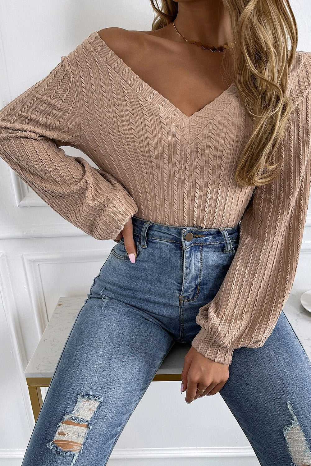 Haut noir en tricot jacquard à col en V et manches lanternes