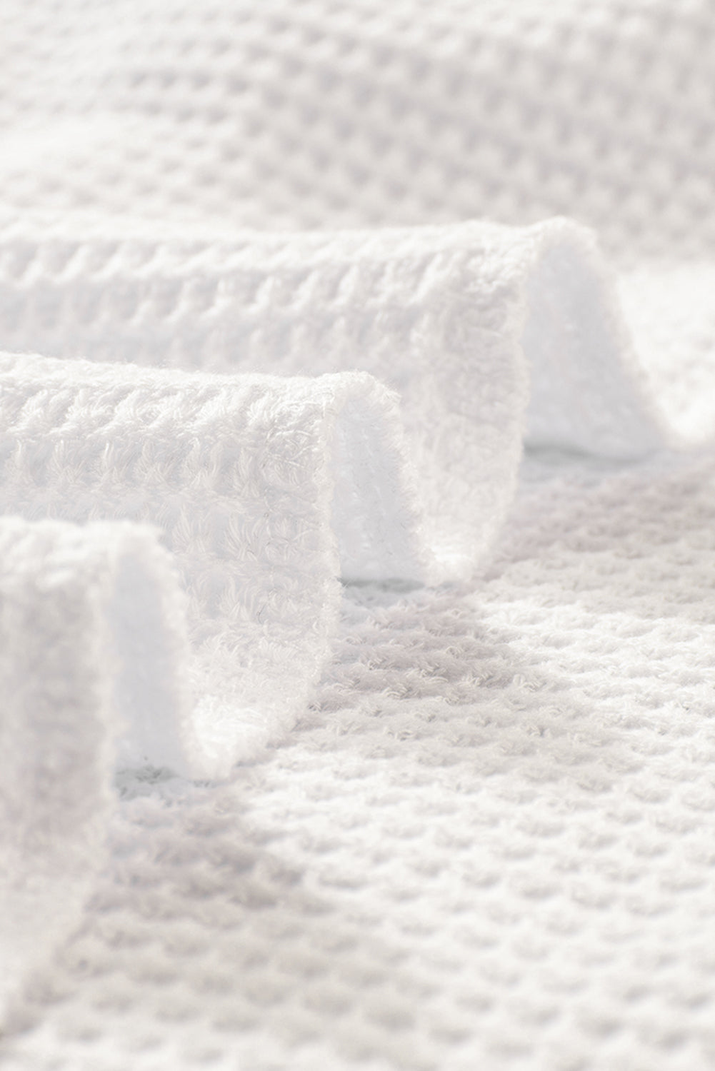 T-shirt blanc en tricot gaufré à col en V et manches pétales