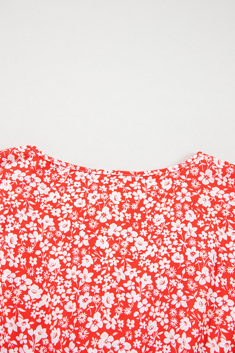 Chemisier rouge à fleurs grande taille, col en V, manches évasées et bracelet