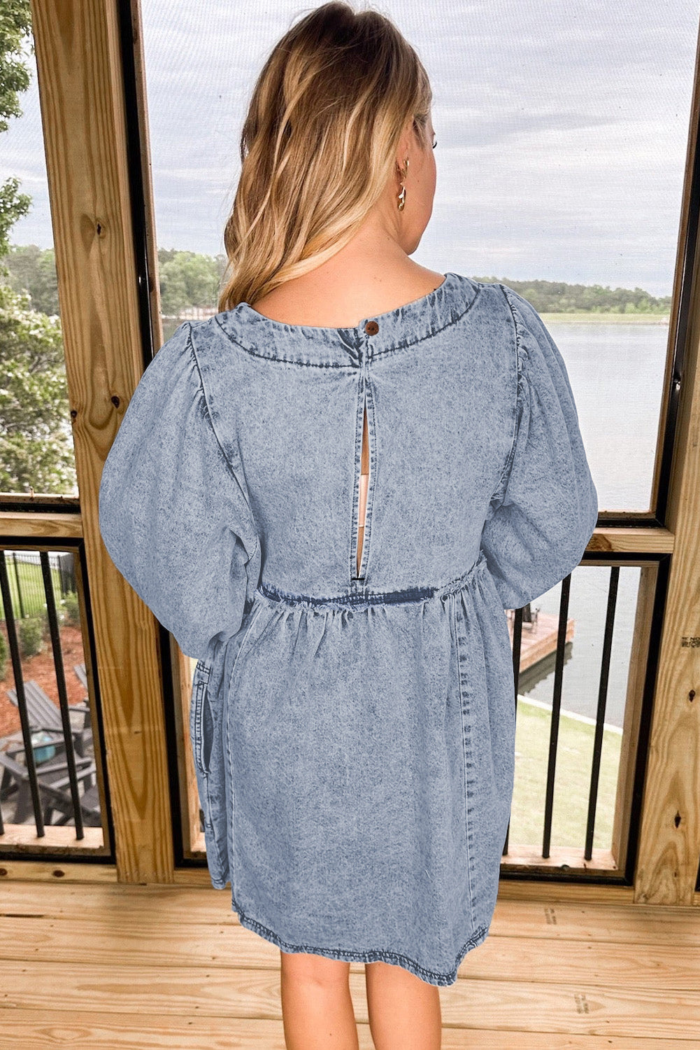 Robe courte ample en jean bleu clair délavé à taille haute