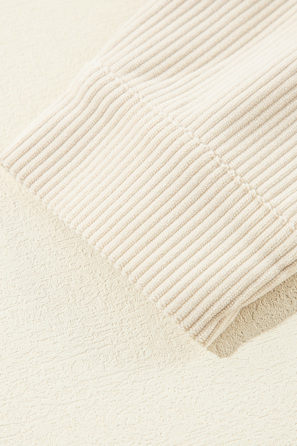 Veste-chemise à capuche surdimensionnée en velours côtelé beige contrasté