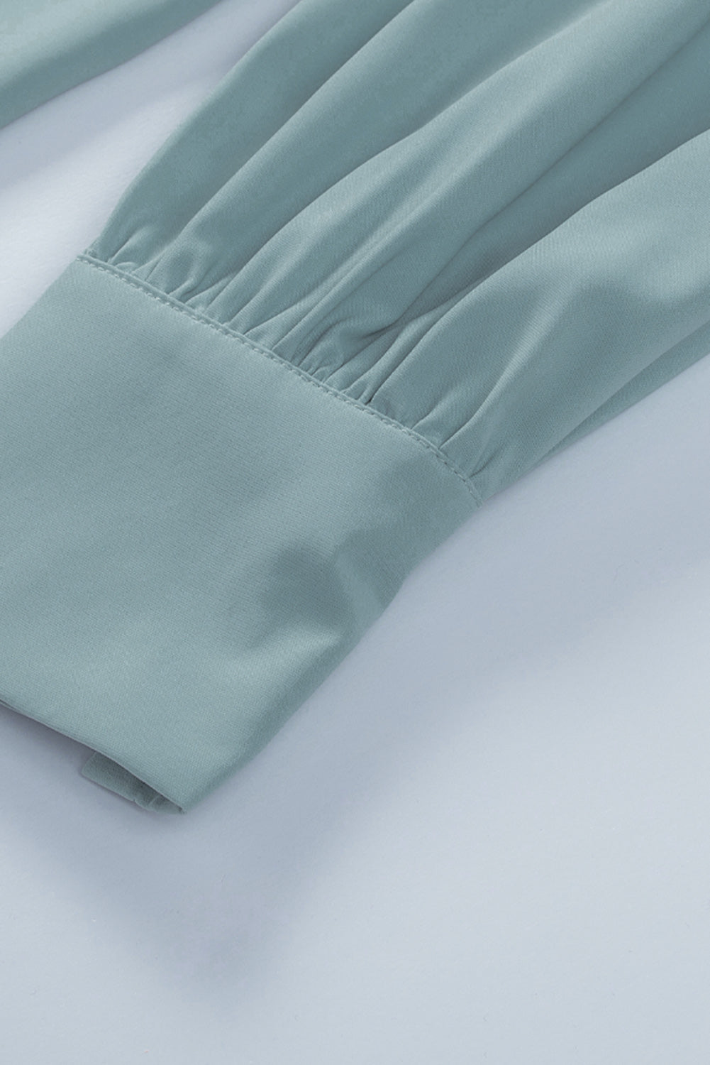 Chemisier boutonné à manches bouffantes de couleur unie