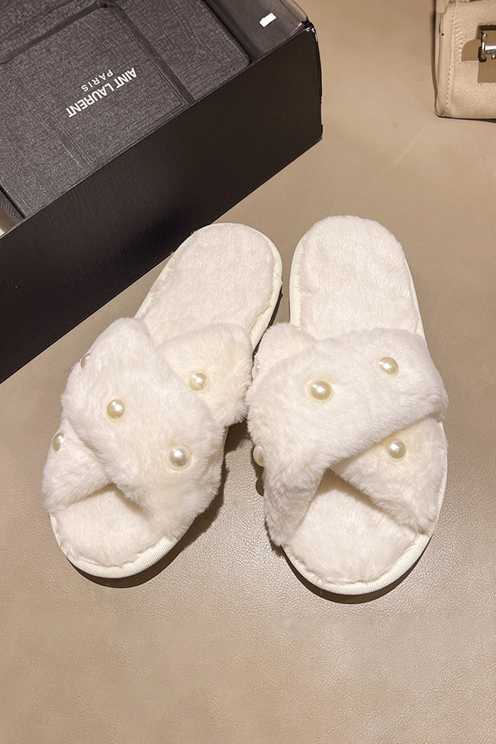 Chaussons en peluche à décor de perles blanches et croix