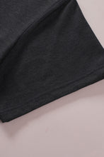 Camiseta negra con cuello en V y dobladillo con flecos