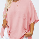 T-shirt rose texturé à manches mi-longues et col en V, grande taille, avec poche poitrine