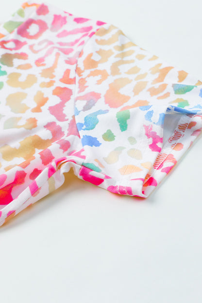 Top de manga corta con cuello en V de leopardo colorido