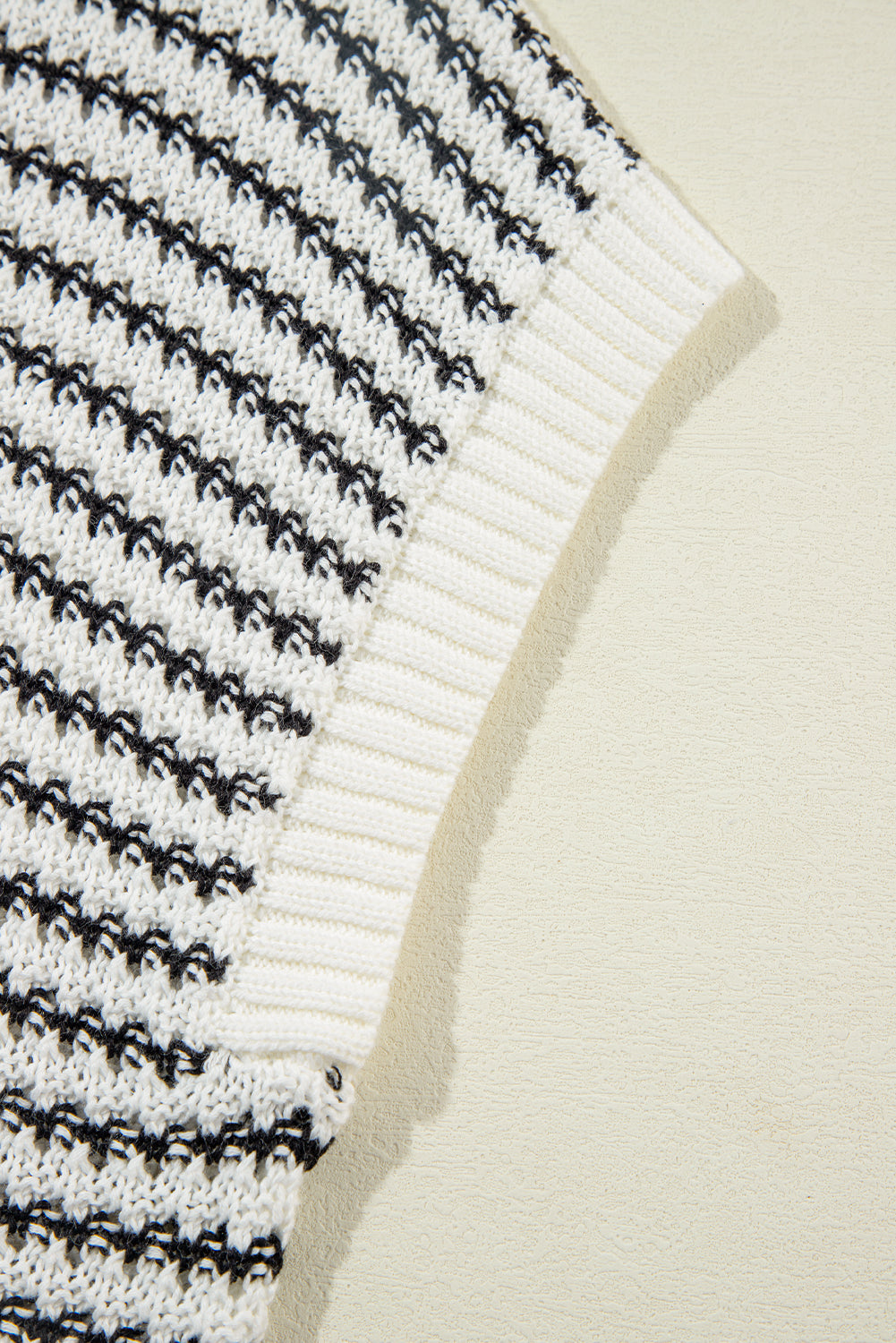 Gilet en tricot ample à rayures noires et bordures côtelées