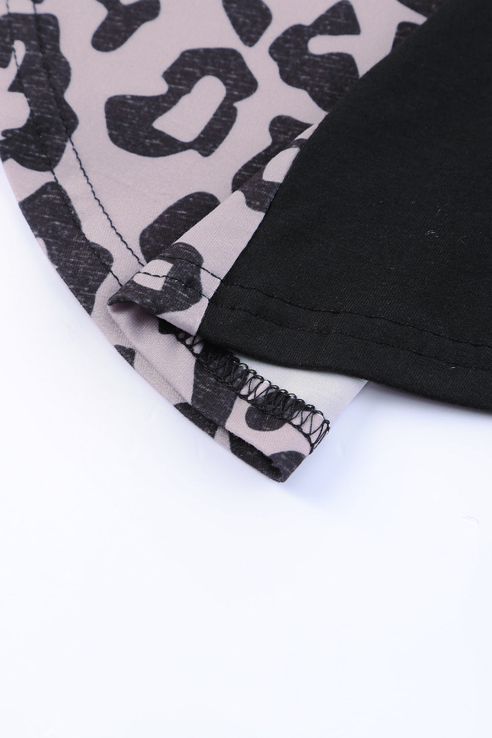 Robe t-shirt à manches courtes et imprimé léopard contrasté avec fentes 