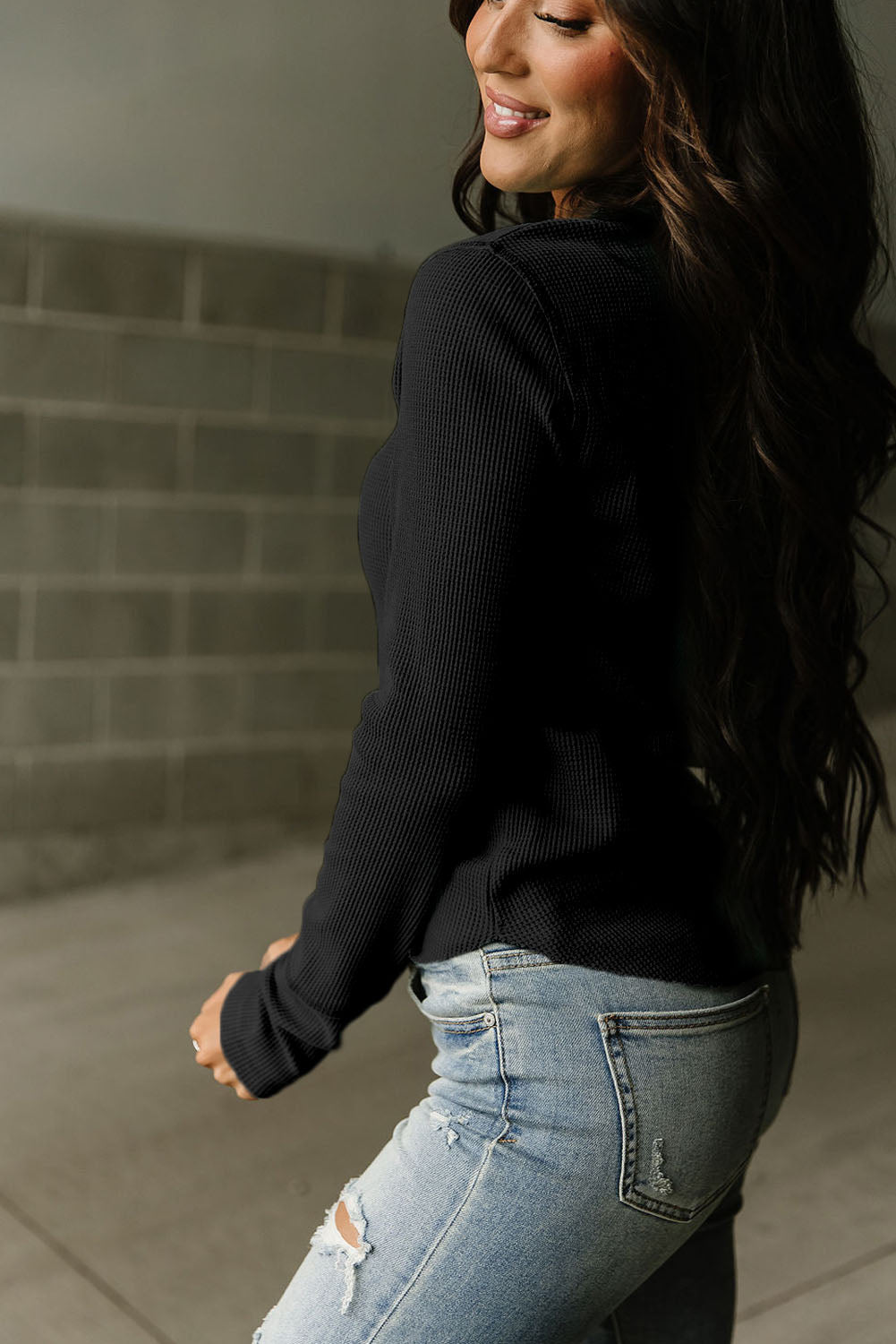 Haut Henley en tricot gaufré à encolure bordée de vert 