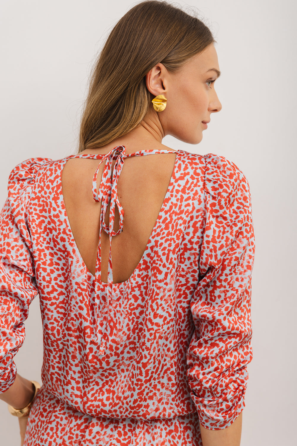 Robe courte fendue à manches longues et dos creux à imprimé léopard rouge tomate