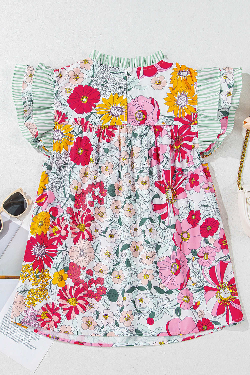 Chemisier à manches courtes à imprimé floral rose et bordure à volants contrastés