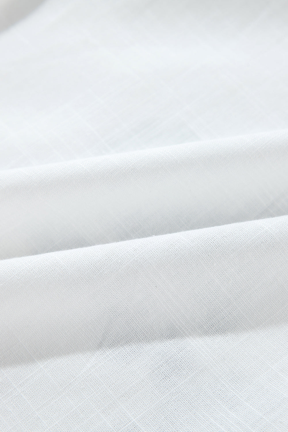 Chemise élégante à manches froncées et broderie florale blanche