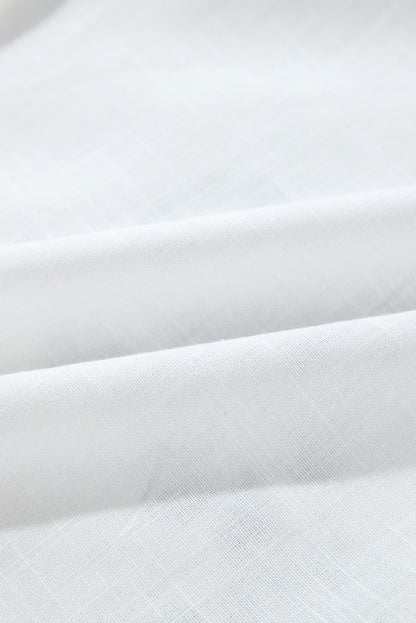 Chemise élégante à manches froncées et broderie florale blanche