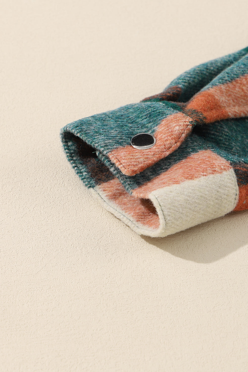 Chaqueta negra con dobladillo con flecos y bolsillo con botones a presión a cuadros 