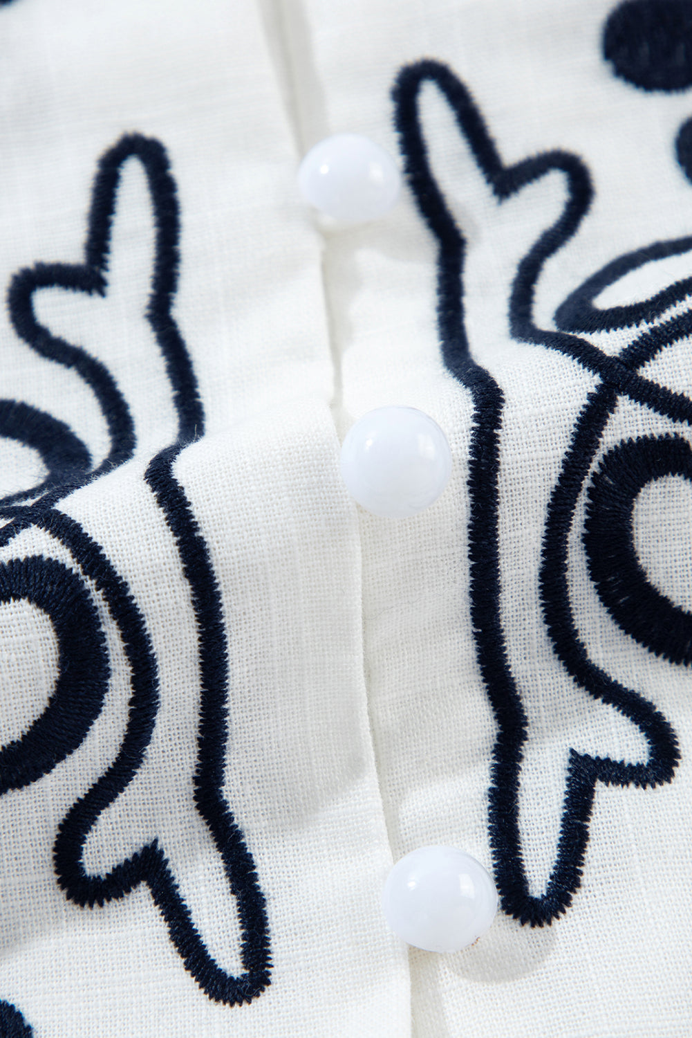 Chemise élégante à manches froncées et broderie florale blanche