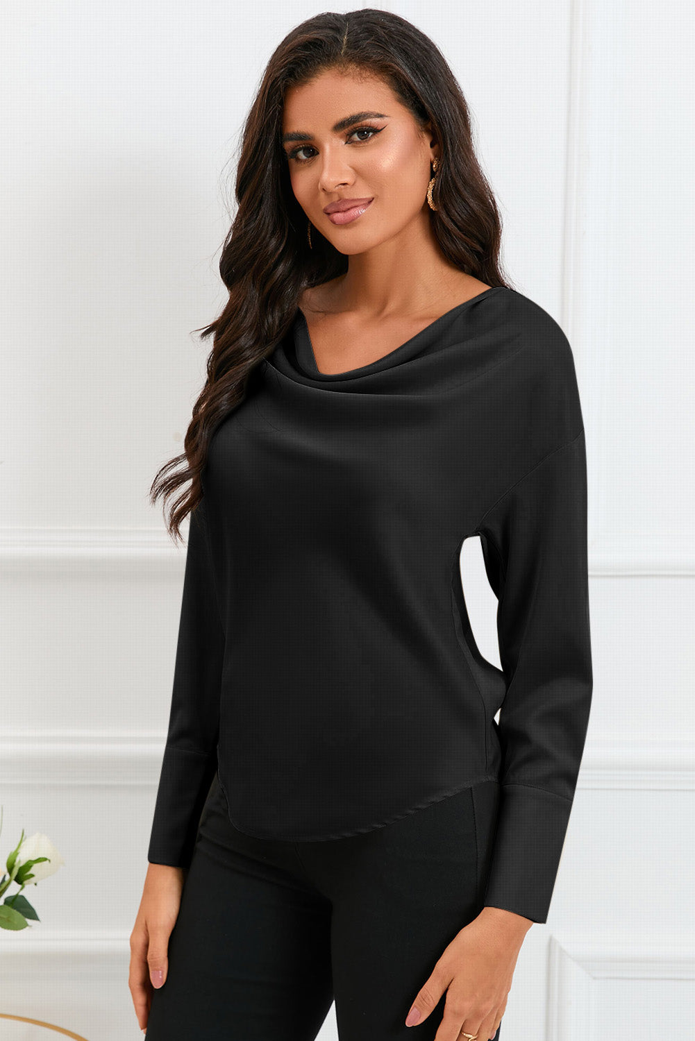 Blusa elegante de manga larga con cuello vuelto negro