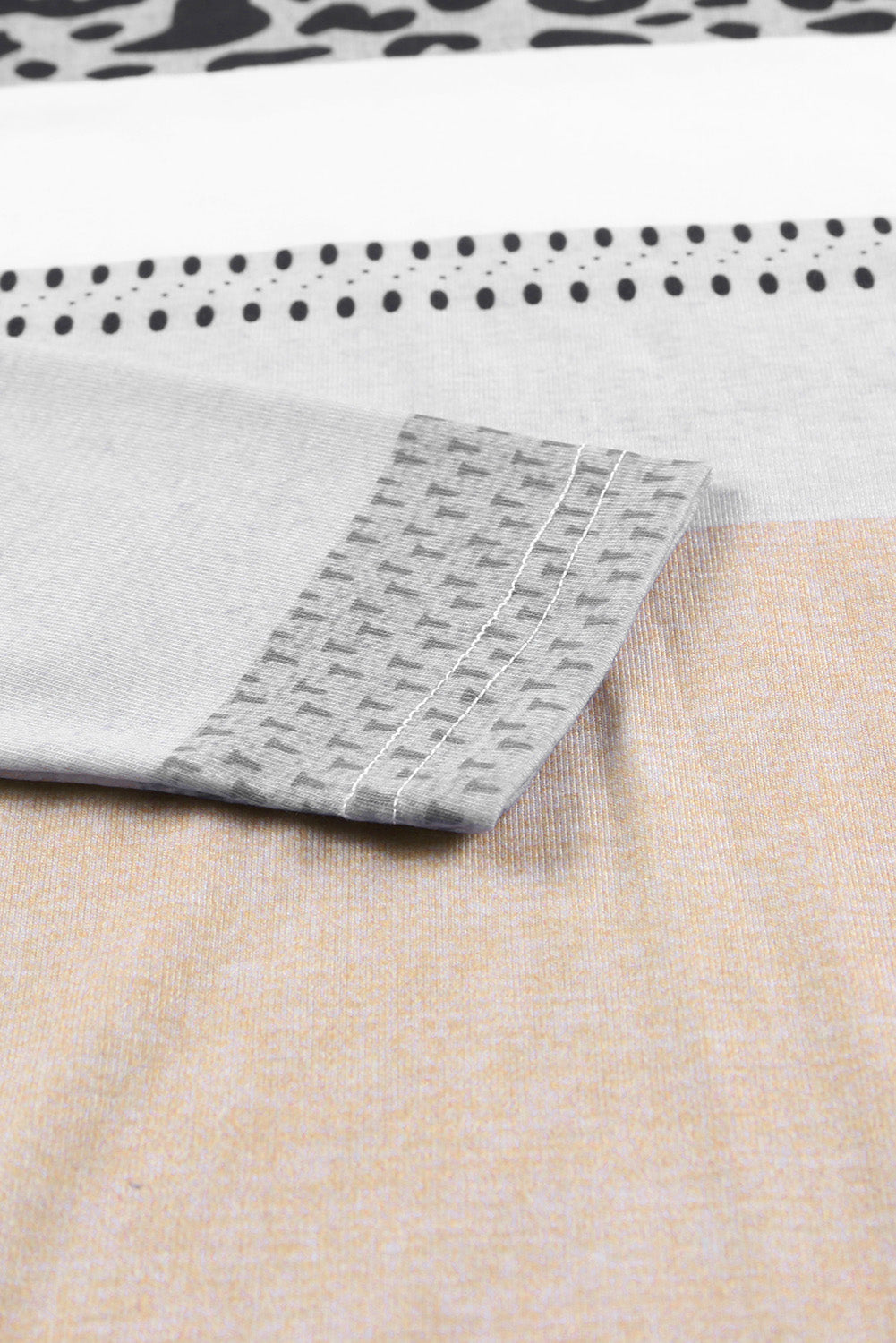 Top con cuello en V y bloques de color de leopardo