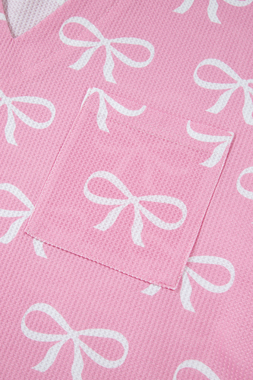 Ensemble t-shirt col V et short en tricot gaufré rose imprimé nœud papillon