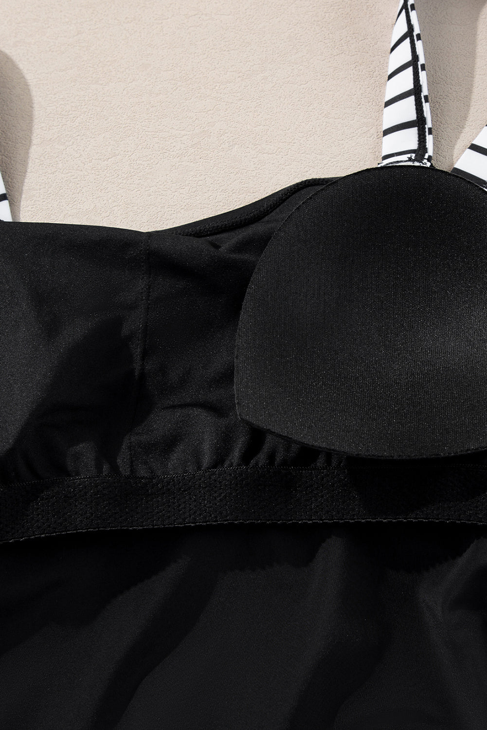 Ensemble tankini à rayures noires et cordon de serrage latéral