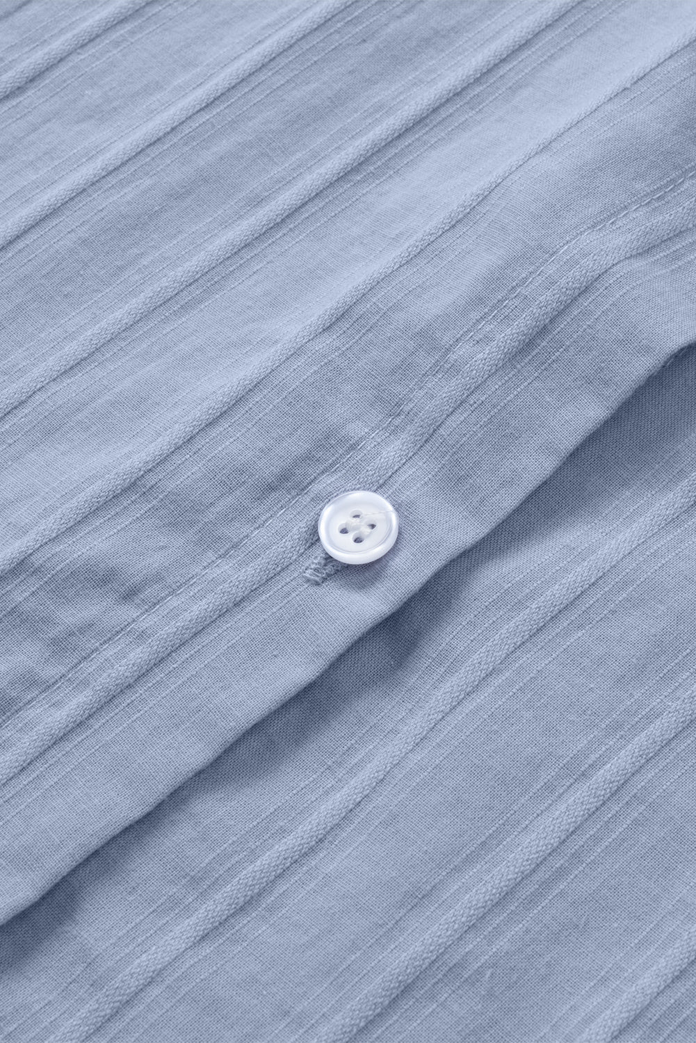 Camisa con botones texturizados y bolsillos