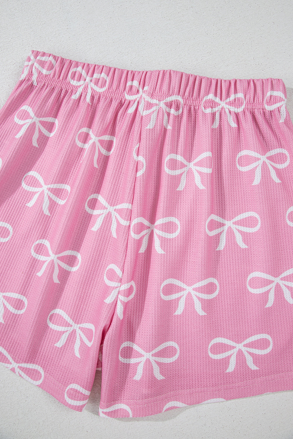 Ensemble t-shirt col V et short en tricot gaufré rose imprimé nœud papillon