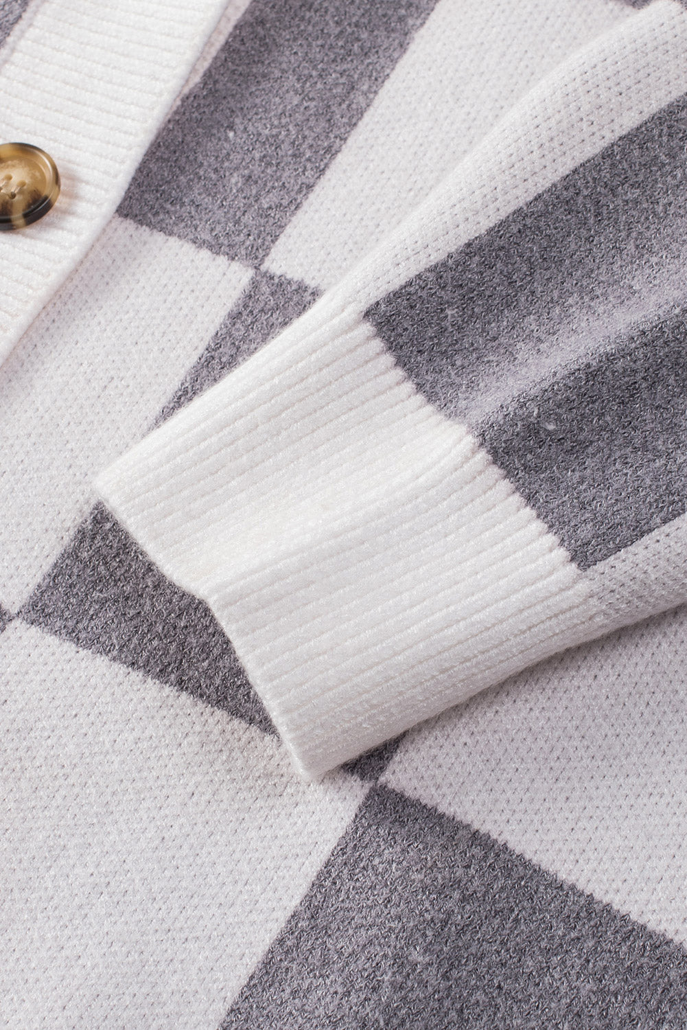 Cárdigan tipo suéter con botones y estampado de cuadros en contraste gris