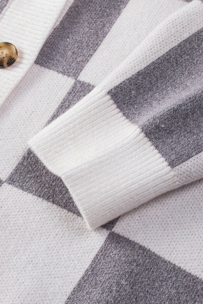 Cárdigan tipo suéter con botones y estampado de cuadros en contraste gris