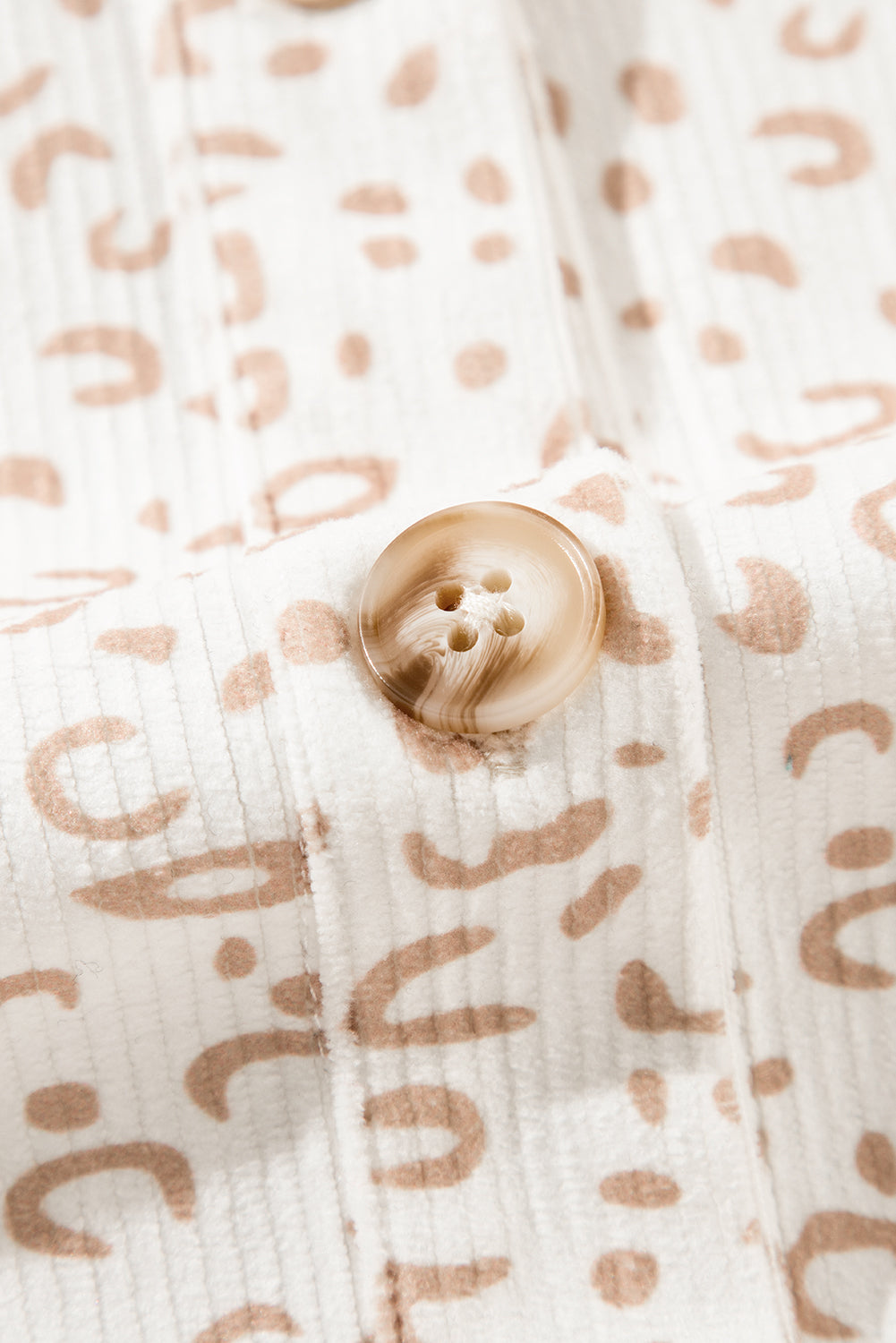 Veste-chemise boutonnée en velours côtelé beige à imprimé léopard avec poches à rabat