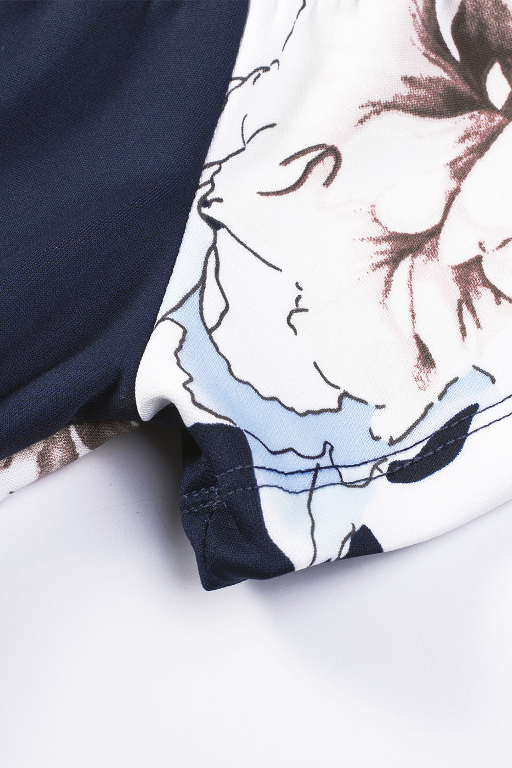 Robe mi-longue moulante fendue à épaules dénudées et imprimé floral bleu foncé