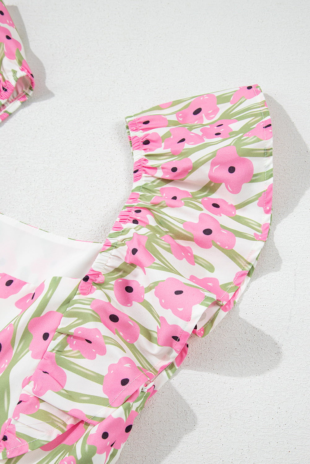 Robe longue rose à imprimé floral, col carré et bretelles à volants