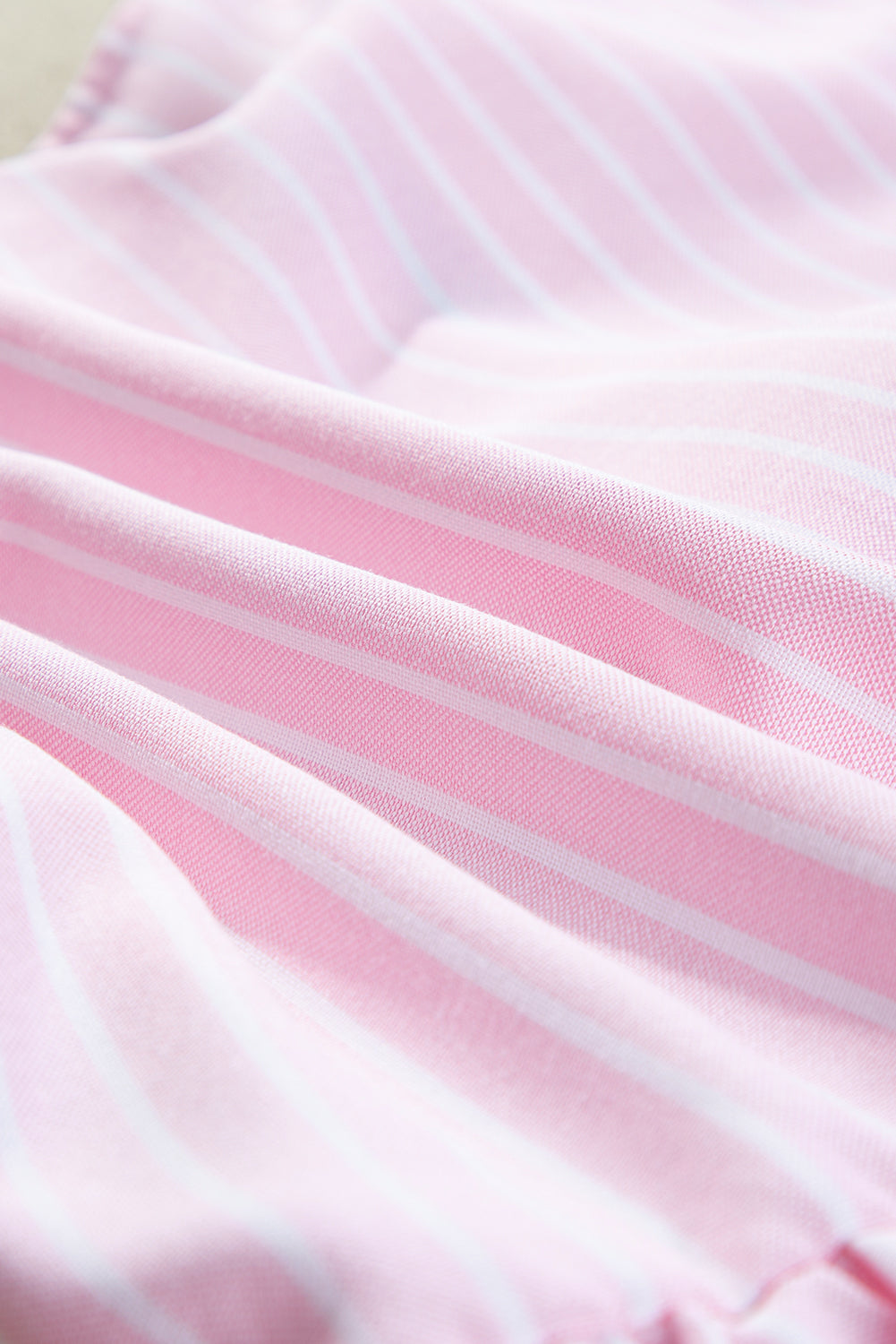 Chemisier à rayures roses, col ras du cou, manches bouffantes et nœud papillon sur le devant