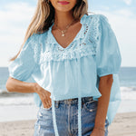 Chemisier bleu brume brodé en dentelle patchwork à col noué et manches courtes bouffantes